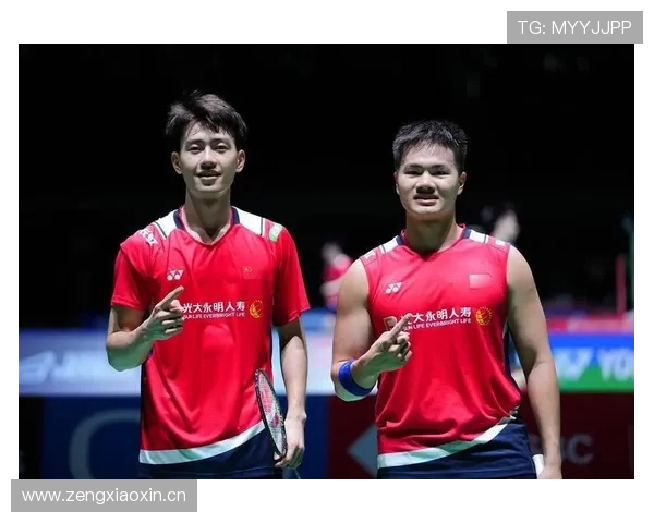 王昶居然在训练馆偷偷换衣服，这架势像要开T台走秀？