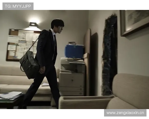 冯彦哲连打卡都像在拍电影，普通上班族这节奏根本跟不上！